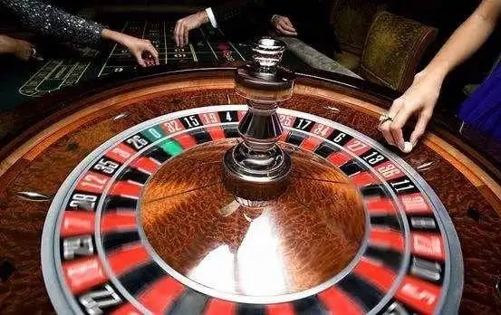 Layar live-dealer blackjack dan roulette dalam aplikasi rajaslot88 dengan dealer profesional